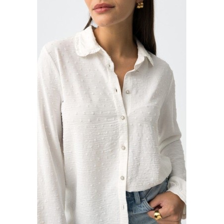 Camisa blanca mujer elegante Odete | Cuello Peter Pan y botones joya