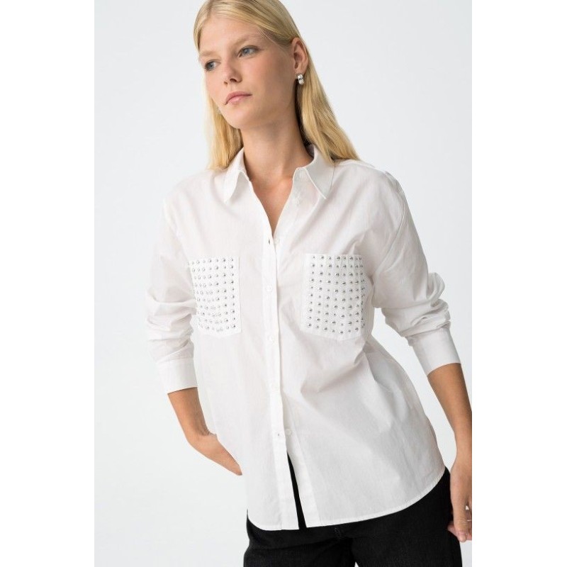 Camisa blanca moderna de mujer Marcela con tachuelas metálicas en bolsillos.