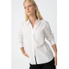 Camisa blanca moderna de mujer Marcela con tachuelas metálicas en bolsillos.