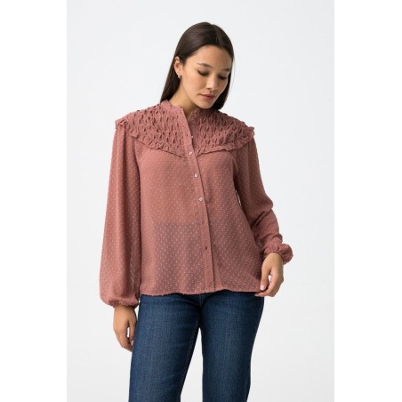 Blusa boho romántica de mujer con volantes y textura ligera en tono terracota