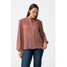 Blusa boho romántica de mujer con volantes y textura ligera en tono terracota