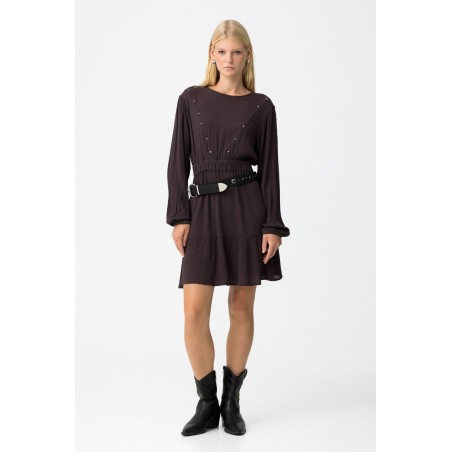 Vestido boho marrón de mujer con detalles metálicos y cintura elástica ajustable