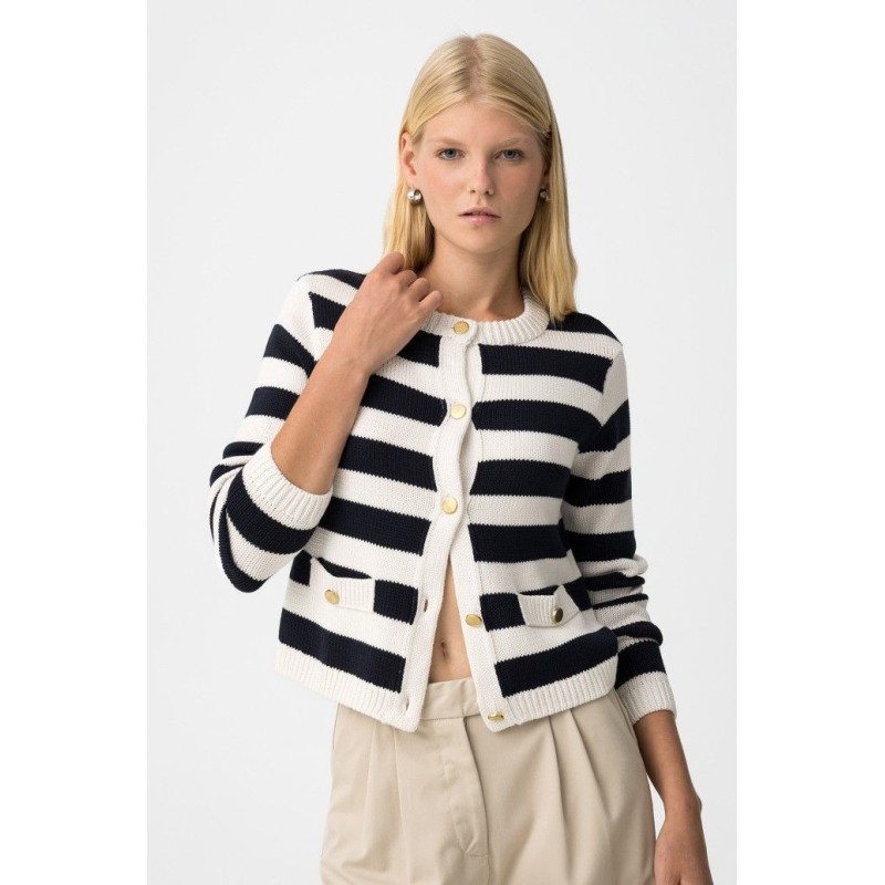 Cárdigan de rayas azul marino y blanco con botones dorados y bolsillos decorativos.