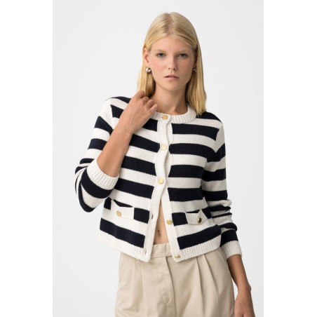 Cárdigan de rayas azul marino y blanco con botones dorados y bolsillos decorativos.