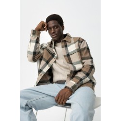 Sobrecamisa de cuadros en tonos tierra para hombre, estilo oversize con bolsillos y botones frontales