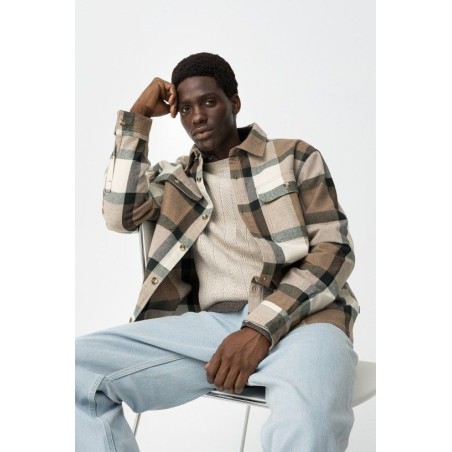 Sobrecamisa de cuadros en tonos tierra para hombre, estilo oversize con bolsillos y botones frontales