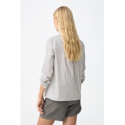 Detalle del volante y la tapeta de la camisa Tiffosi Rixie – La Petite Sophie