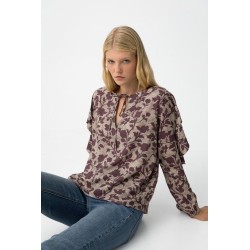 Detalle del tejido floral y cuello con cordón de la blusa Tiffosi Miller – La Petite Sophie