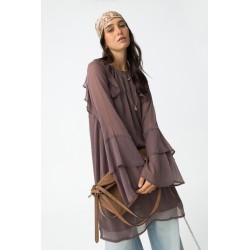 Detalle de volantes y tejido fluido del vestido Tiffosi Chloe – La Petite Sophie