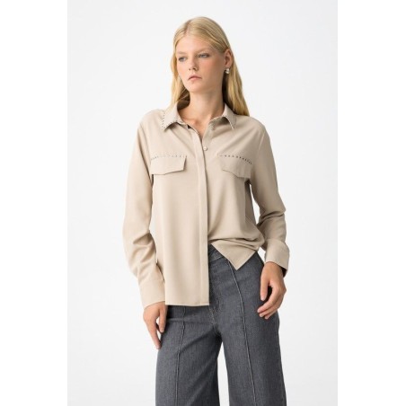 Camisa Alperce beige con solapas y detalles metálicos de Tiffosi
