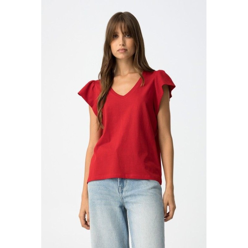 Camiseta Kira Tiffosi roja con volantes texturizados y escote en V
