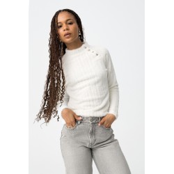 👉 “Camiseta Arche blanca de manga larga en modelo – La Petite Sophie”