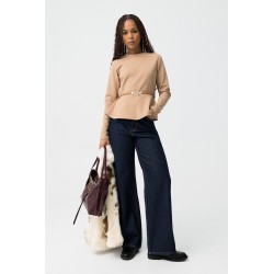 Detalle cinturón y volante de la camiseta Leda beige Tiffosi