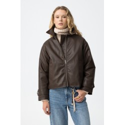 Detalle del borreguito y corte relaxed de la cazadora Ostra chocolate Tiffosi