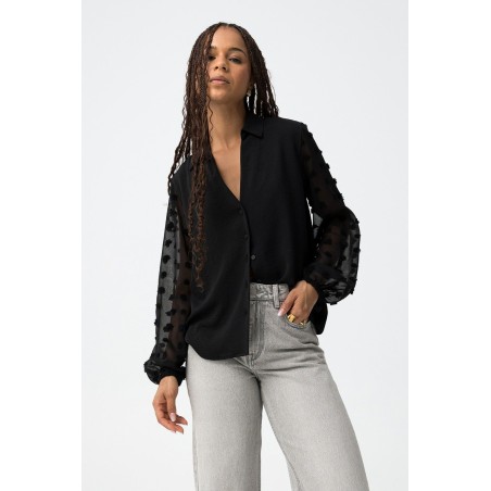Blusa Katrina negra con mangas abullonadas bordadas – Tiffosi