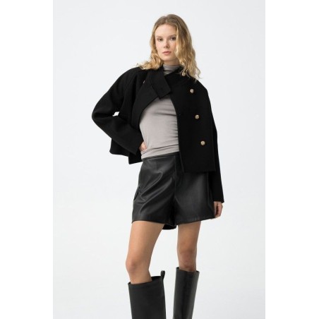 CHAQUETA CORTA TIPO CAPA NEGRA BOTONES DORADOS