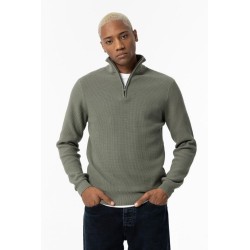 Jersey de hombre en color verde de punto con cuello alto y cierre de cremallera.