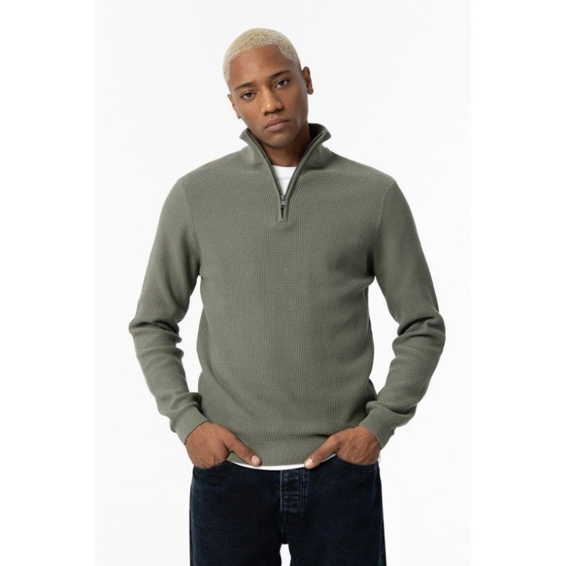 Jersey de hombre en color verde de punto con cuello alto y cierre de cremallera.